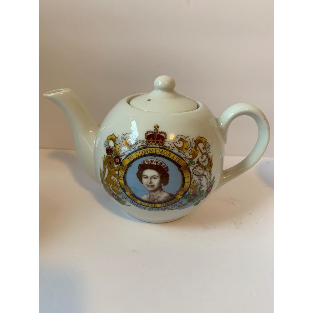 Vintage Queen Elizabeth II Silver Jubilee Teapot 1977 Commemorative Royalβ Crest